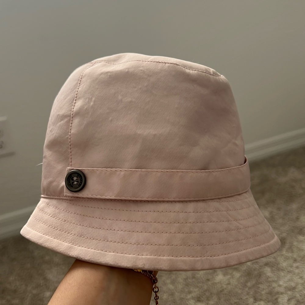 Burberry Claudia pale pink bucket hat. Size: Medium